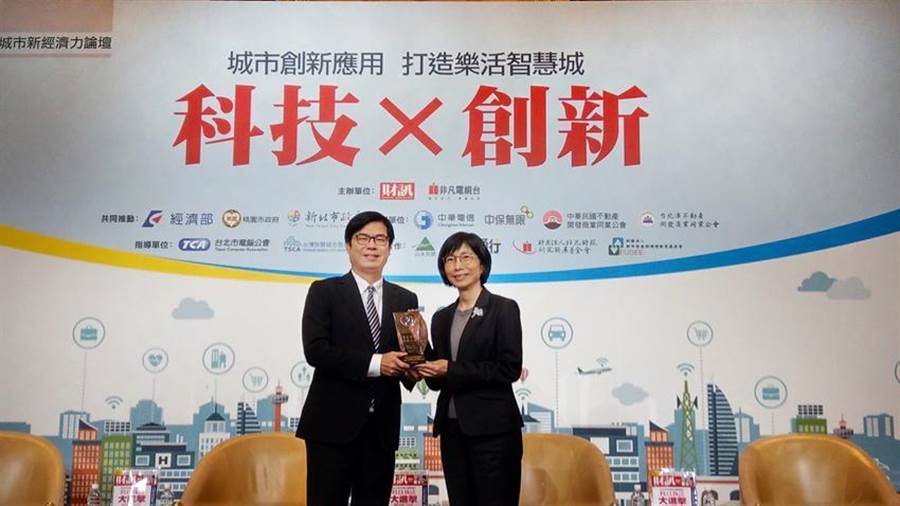 （東元集團(tuán)董事長(zhǎng)邱純枝5日從行政院副院長(zhǎng)陳其邁手中，接下臺(tái)灣智慧城市發(fā)展協(xié)會(huì)頒發(fā)智慧城市卓越貢獻(xiàn)獎(jiǎng)。圖／東元集團(tuán)提供）