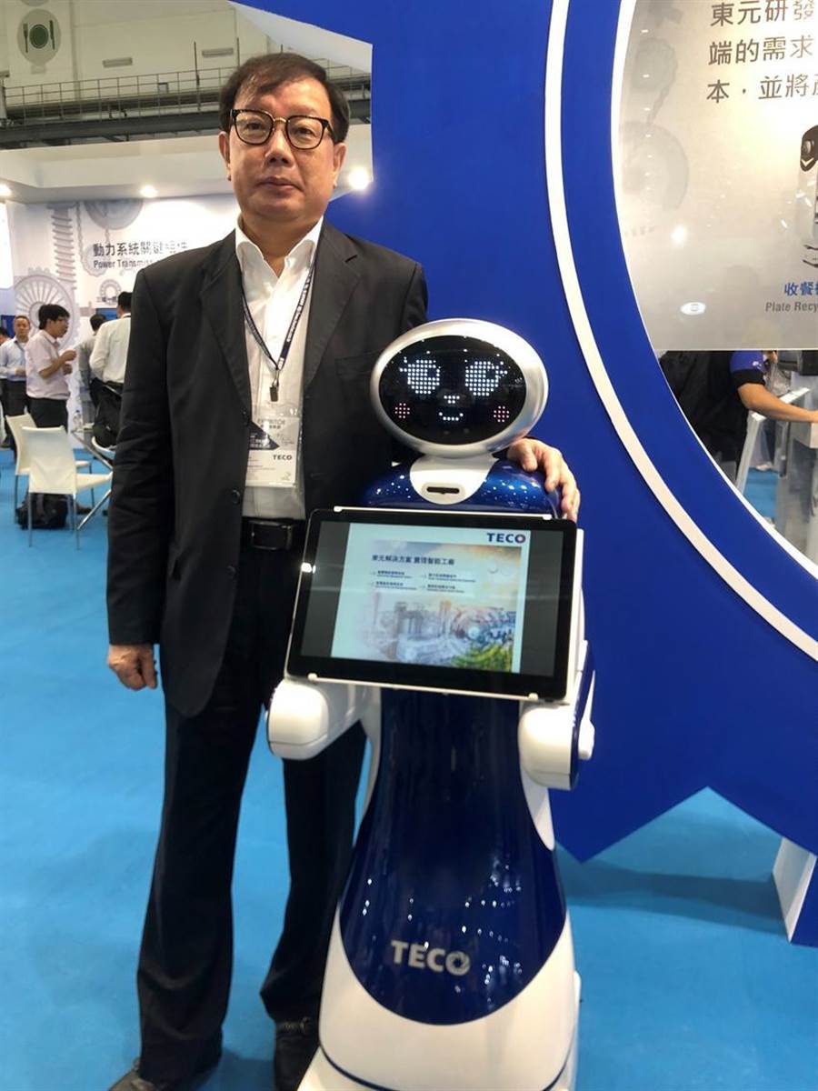 東元電機(jī)新開發(fā)導(dǎo)覽機(jī)器人今首度曝光，負(fù)責(zé)全桉的東元協(xié)理林勝泉。圖／沉美幸