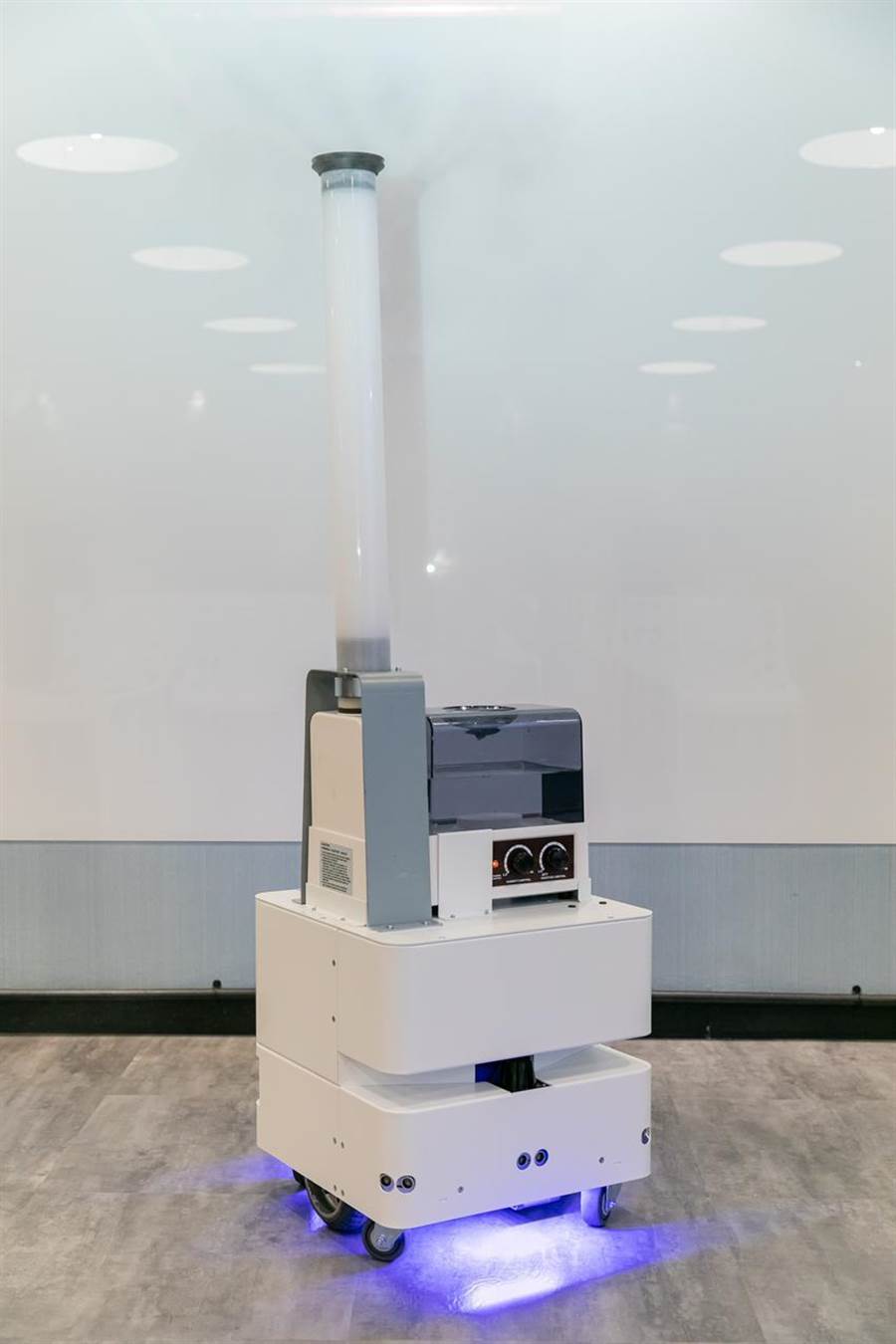 （東元3日發(fā)表智慧UVC消毒防疫機(jī)器人，以3D列印技術(shù)，制作雙向360度全面向噴頭，進(jìn)行大面積的噴霧消毒。圖／東元提供）
