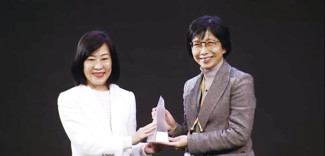 東元電機以「智慧噴霧防疫機器人」勇奪臺灣精品金質獎，由東元電機邱純枝董事長（右）受獎。圖／東元提供